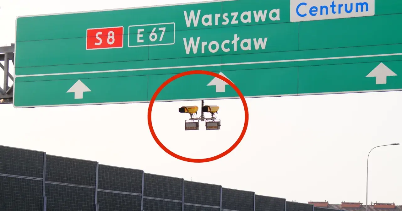 Dwa żółte urządzenia nad drogą S8 E67 w kierunku Warszawy i Wrocławia to system odcinkowego pomiaru prędkości.