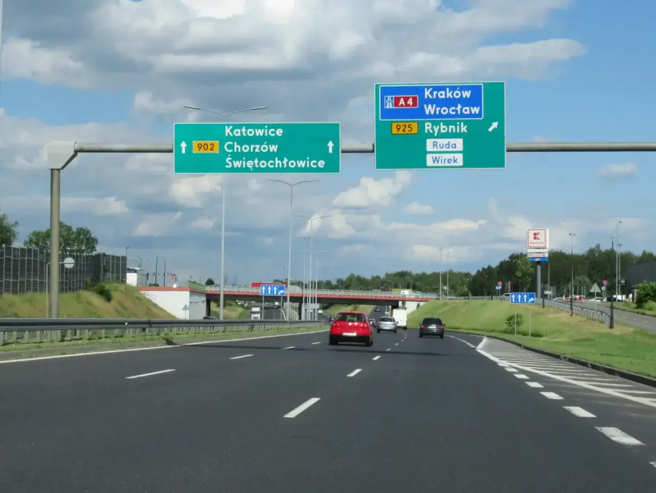 Znaki drogowe wskazują kierunki na autostradzie A4. Czy autostrada z Wrocławia do Katowic jest płatna? Kierunek na Katowice, Chorzów, Świętochłowice.