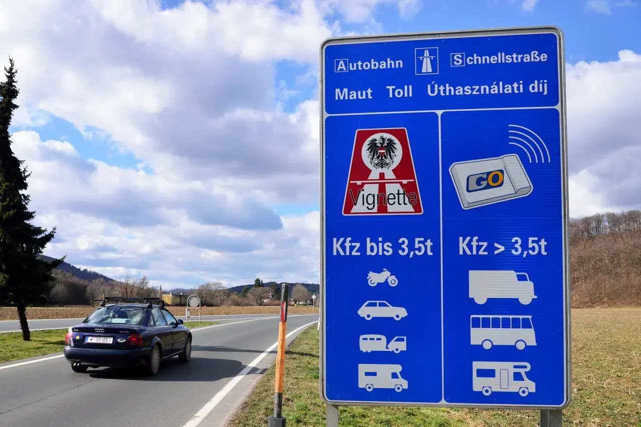 Znak informuje o konieczności posiadania winiety na autostradach i drogach szybkiego ruchu. Czy jadąc do Ostrawy trzeba mieć winietę? Znak sugeruje, że tak, jeśli podróżujesz pojazdem do 3,5 tony.