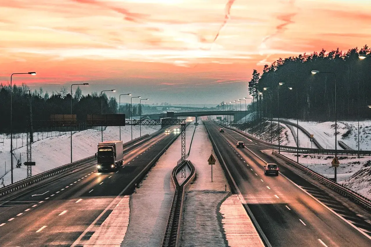 Zachód słońca nad autostradą. Uważaj na jazdę pasem awaryjnym, grozi za to mandat.
