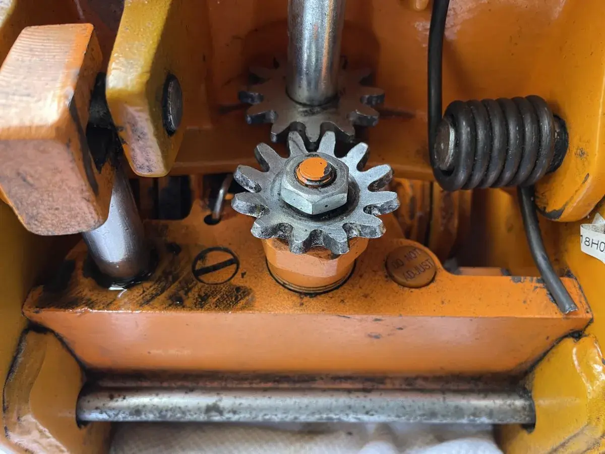 Mechanizm podnośnika hydraulicznego z zębatkami. Aby dowiedzieć się, jak dolać oleju do podnośnika hydraulicznego, sprawdź instrukcję obsługi.
