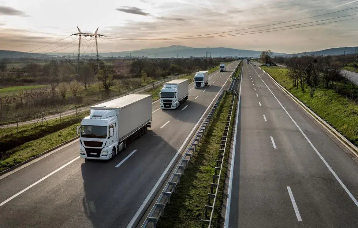 Czy ciężarówki mogą wyprzedzać na autostradzie? Sprawdź przepisy i wyjątki