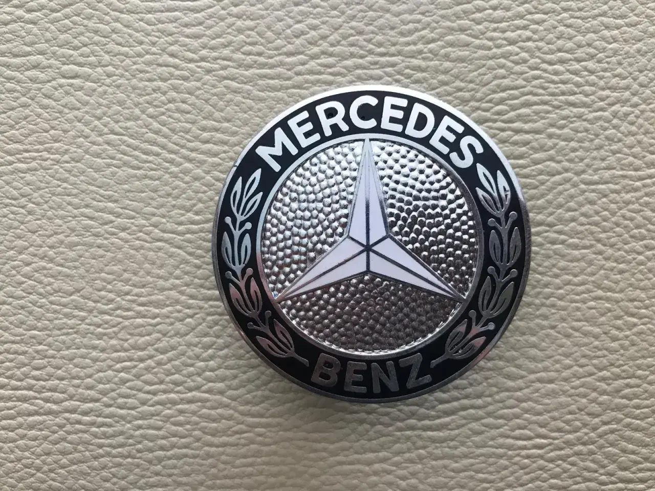 Mercedes nowe logo: Płaska gwiazda 2D i co z autami?