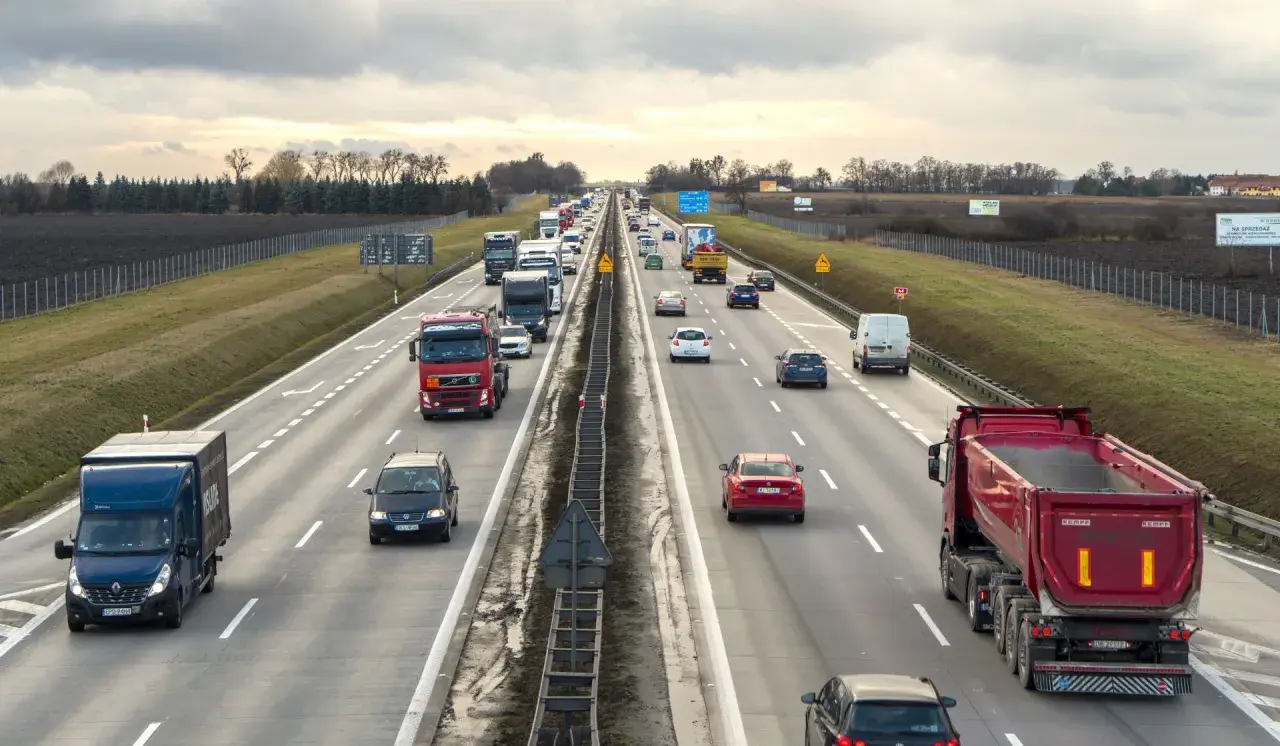 Autostrada A4 z Wrocławia do Krakowa. Ruch samochodów i ciężarówek.