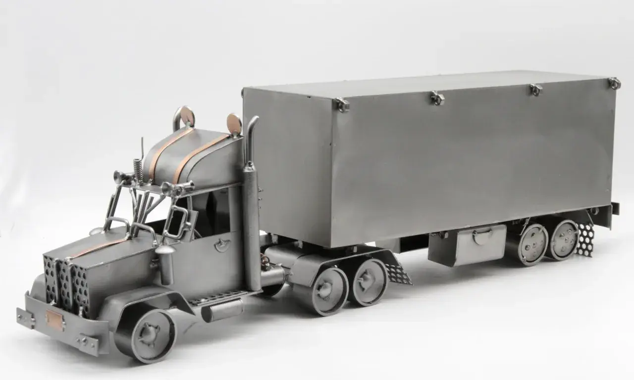 Metalowy model tira z naczepą. Zastanawiasz się, ile wysokości ma tir z naczepą? Ten model pokazuje jego imponujące gabaryty.