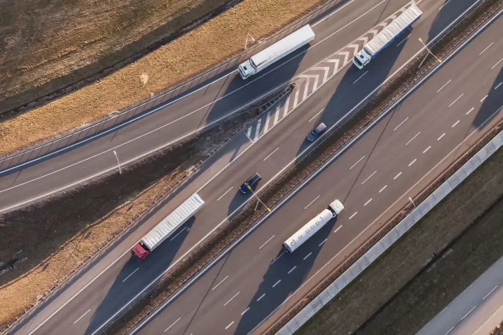 Autostrada czy droga krajowa: która opcja oszczędzi czas i pieniądze?