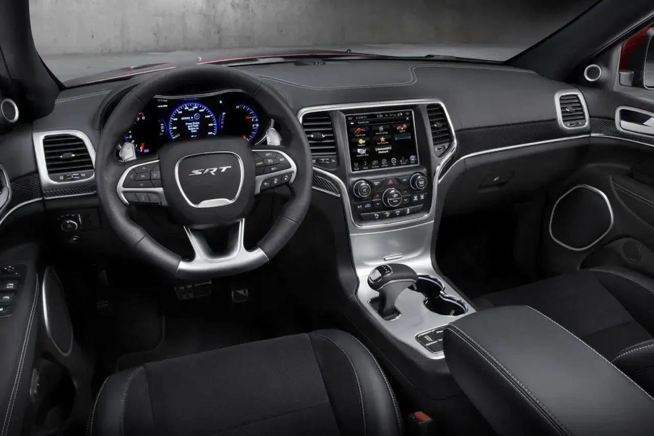 Wnętrze Jeep Grand Cherokee SRT