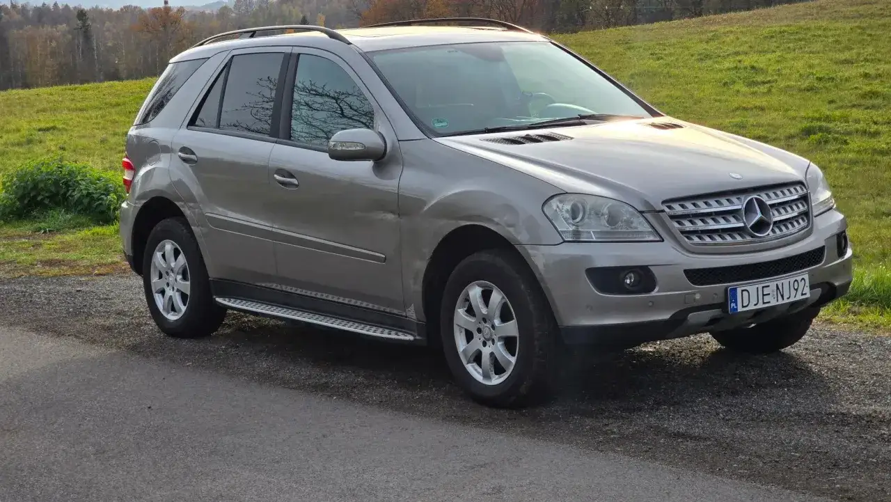 Mercedes ML W164 na tle miasta