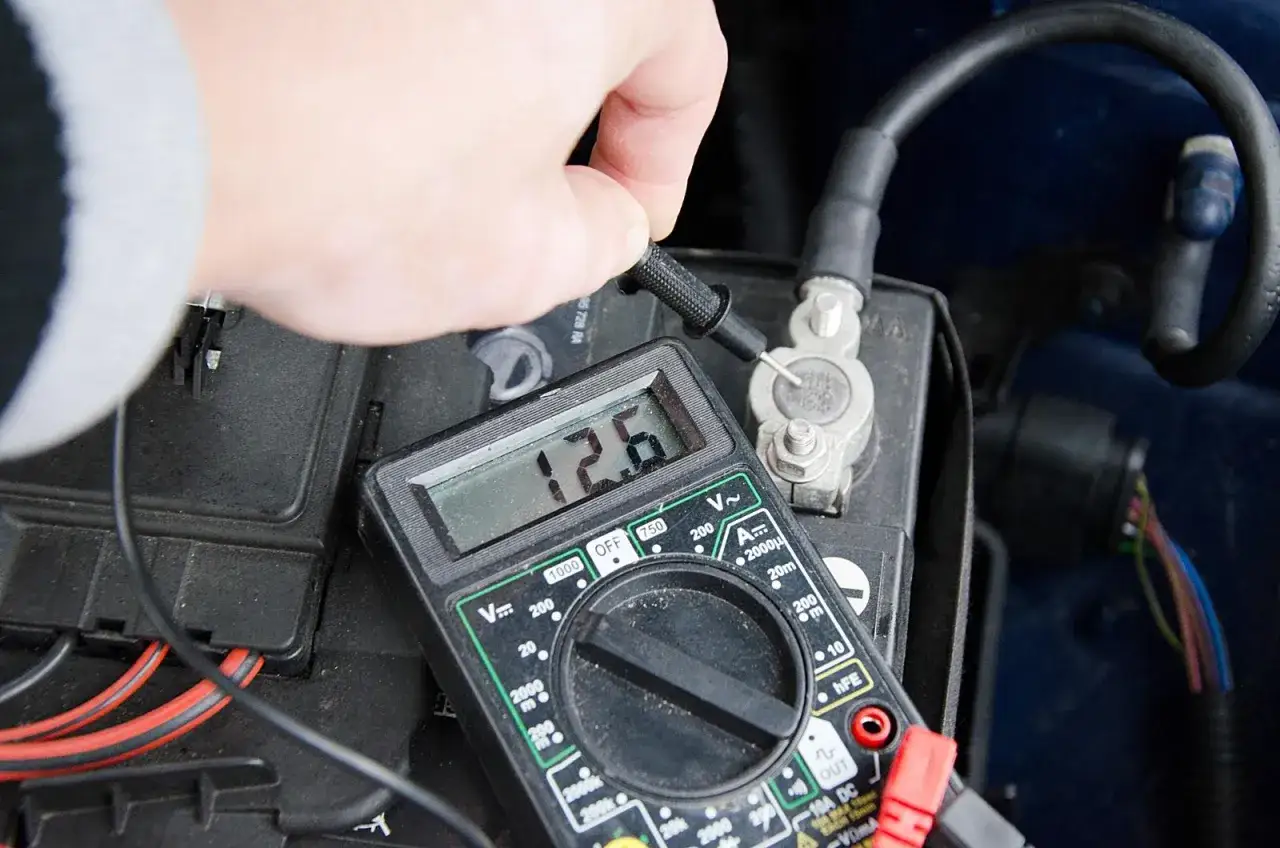 Pomiar napięcia akumulatora multimetrem pokazuje 12.6V. To dobra wartość, świadcząca o tym, ile powinien mieć naładowany akumulator.