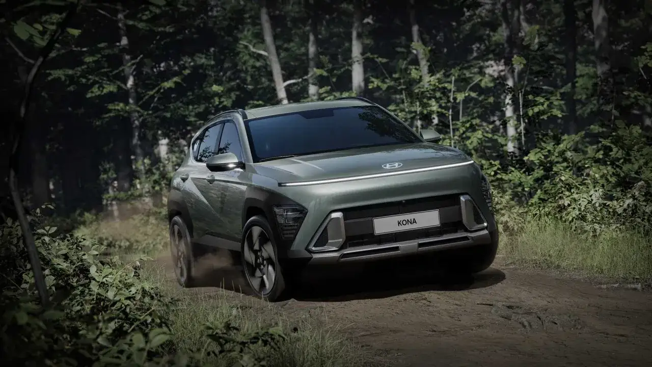 Nowy Hyundai Kona na leśnej drodze. Sprawdź jego wymiary i możliwości terenowe.