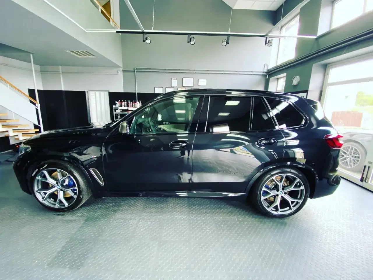 BMW X5 w garażu
