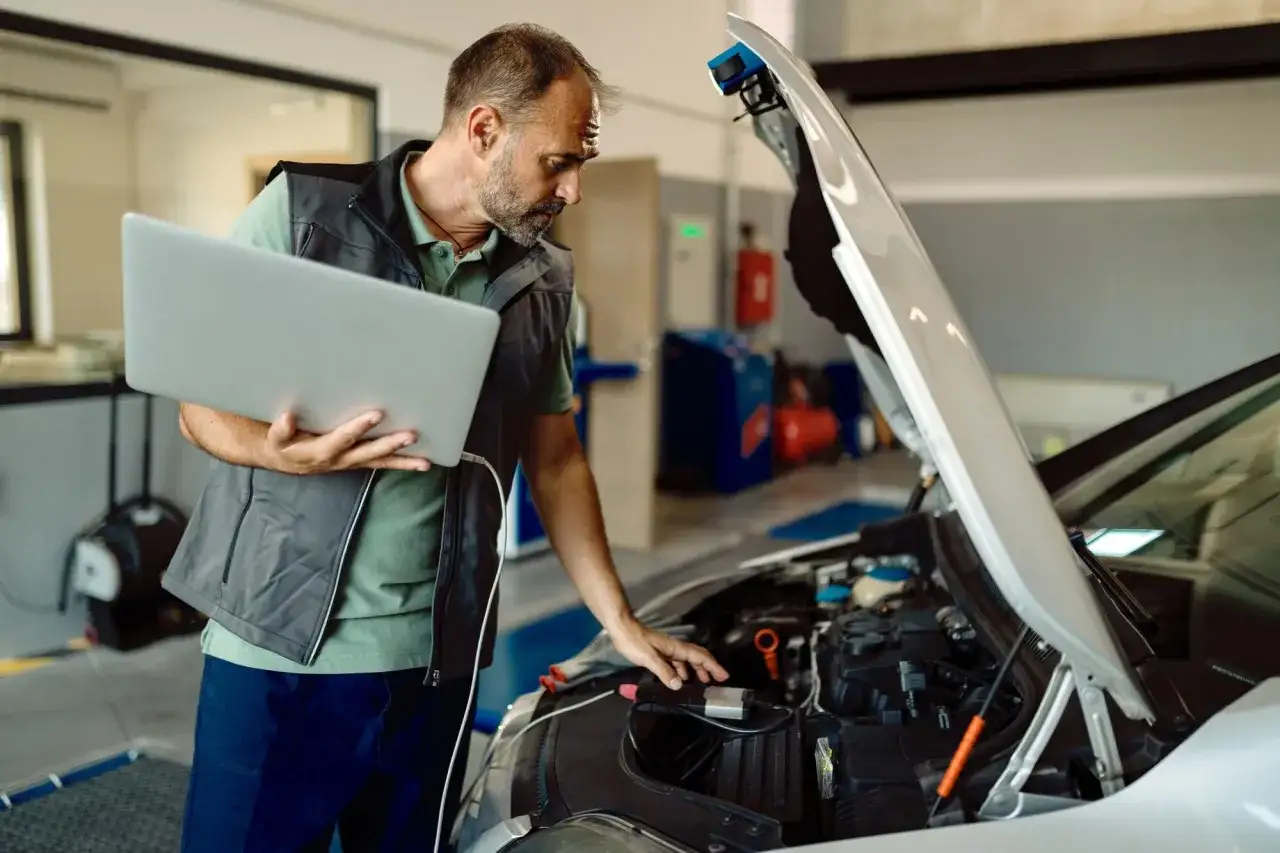 Mechanik samochodowy z komputerem diagnostycznym