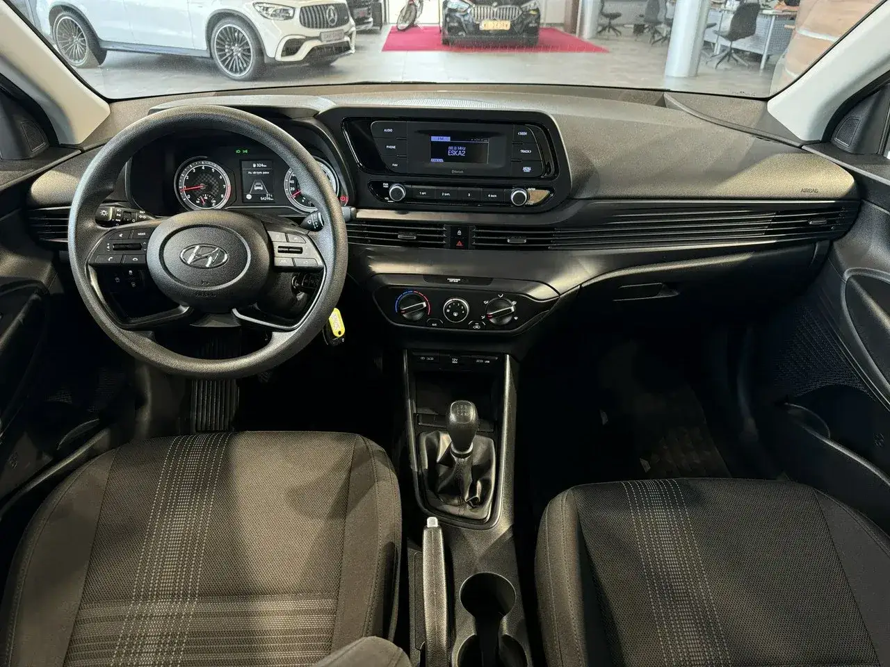 Hyundai i20 wnętrze Modern Smart porównanie