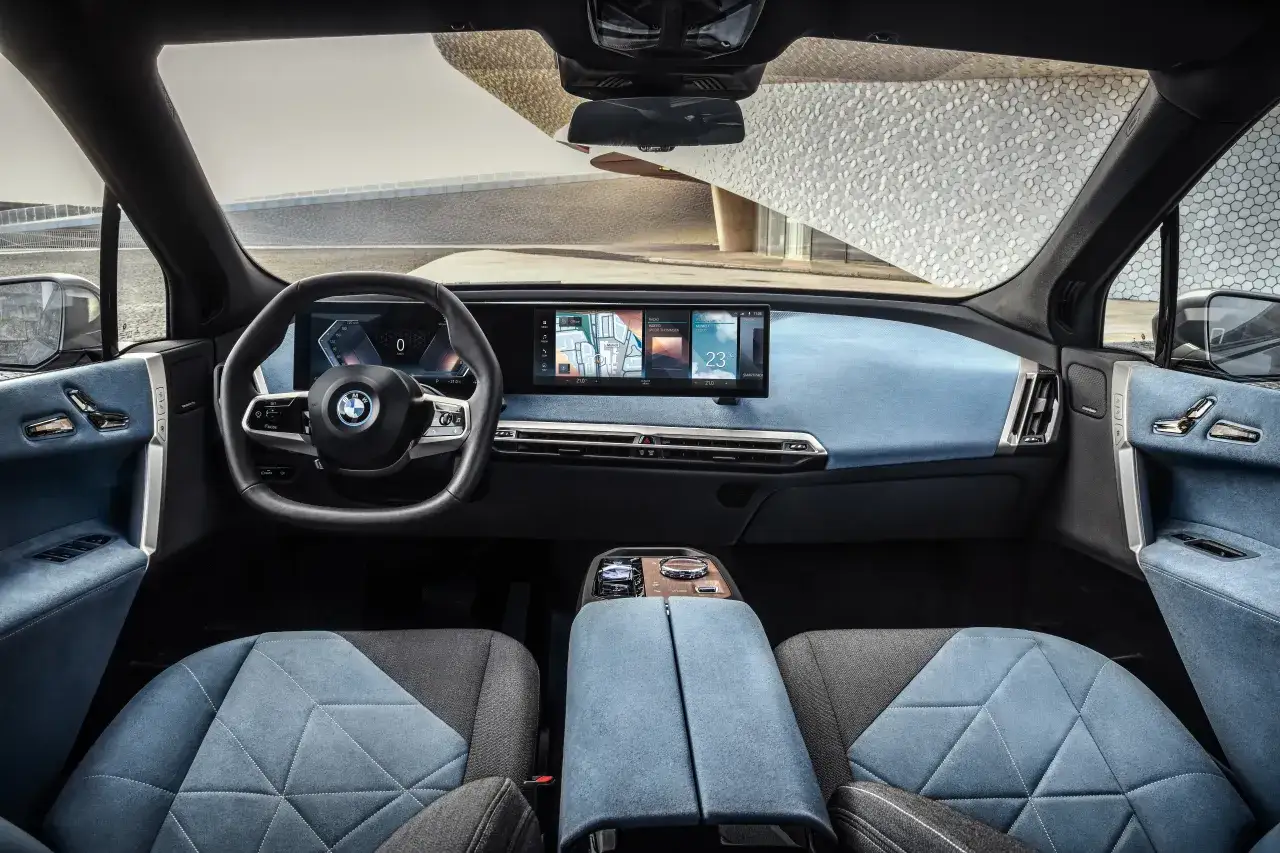 Wnętrze BMW iX zakrzywiony ekran