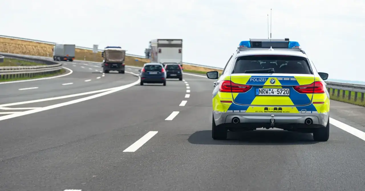 Niemiecka policja na autostradzie. Czy na niemieckich autostradach są ograniczenia prędkości? Zależy od odcinka, ale często są.