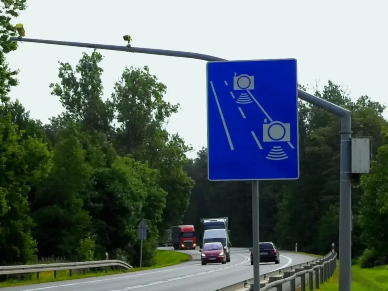 Znak informuje o odcinkowym pomiarze prędkości. Fotoradary z jakiej odległości łapią kierowców? Ten znak ostrzega przed kontrolą.