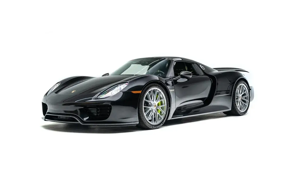 Porsche 918 Spyder studio shot white background