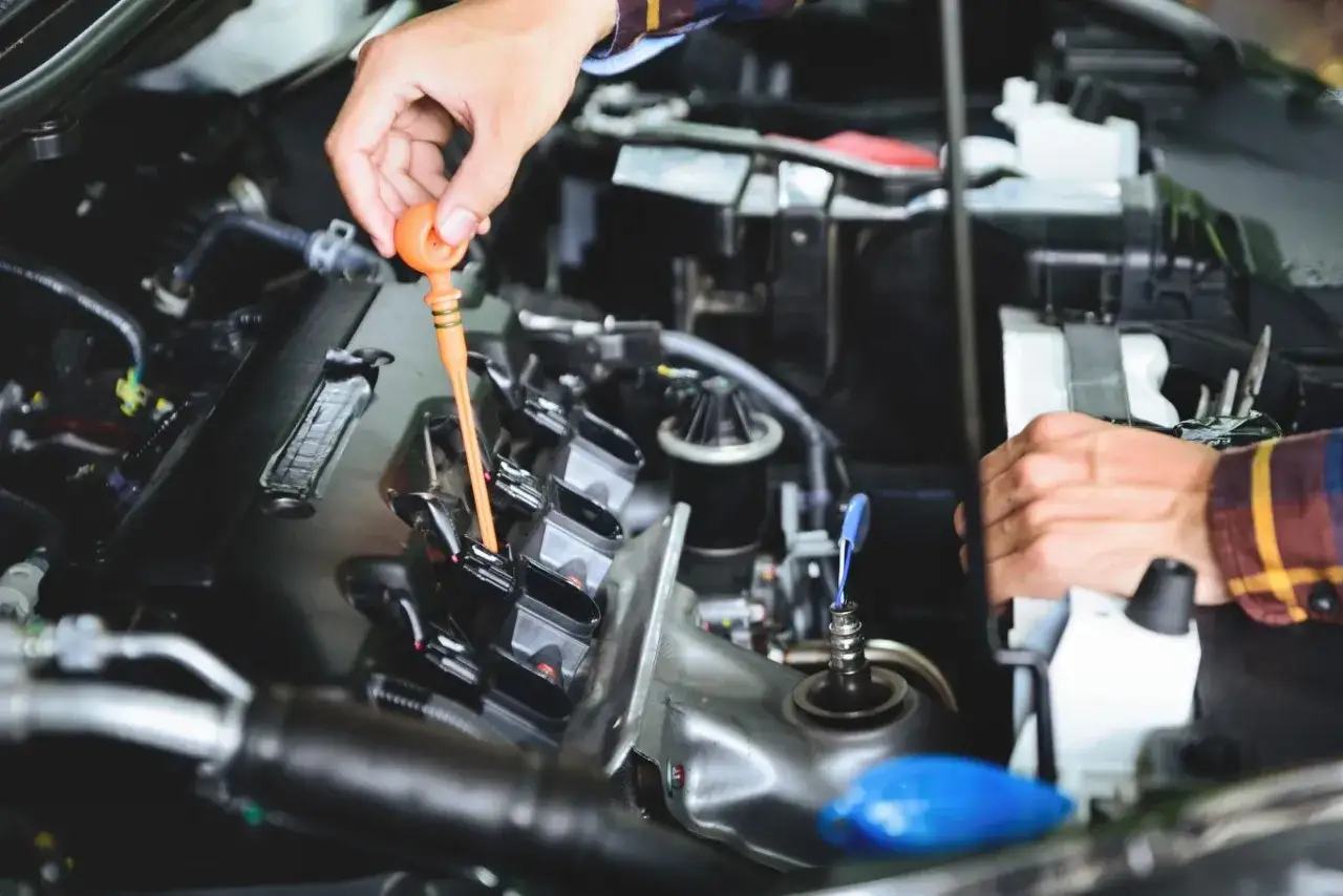 Mechanik samochodowy oceniający silnik benzynowy
