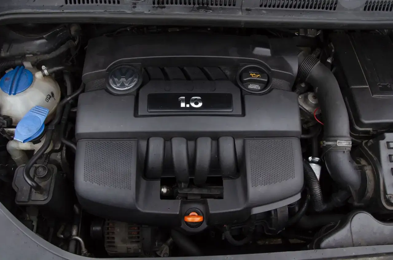 Silnik Volkswagen 1.6 MPI EA113 w komorze silnika