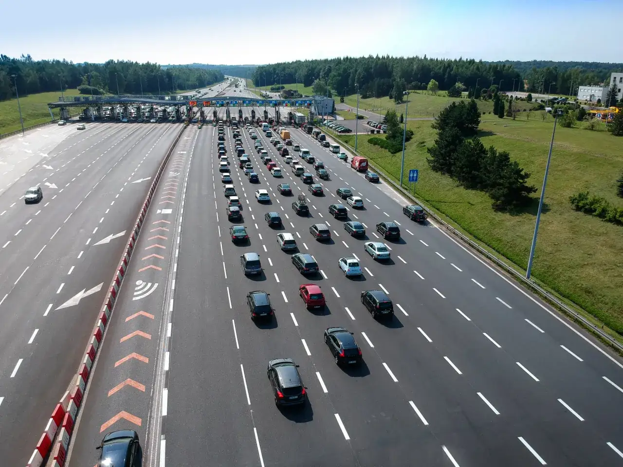 Korki na autostradzie. Zastanawiasz się, ile kosztują bramki Katowice-Kraków? Długi rząd aut czeka na przejazd.