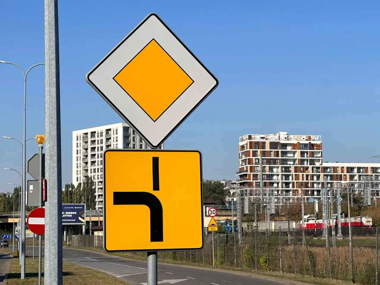 Znak A-7 (ustąp pierwszeństwa) i znak A-6b (skrzyżowanie dróg) informują o konieczności ustąpienia pierwszeństwa. Ile punktów za wymuszenie pierwszeństwa?