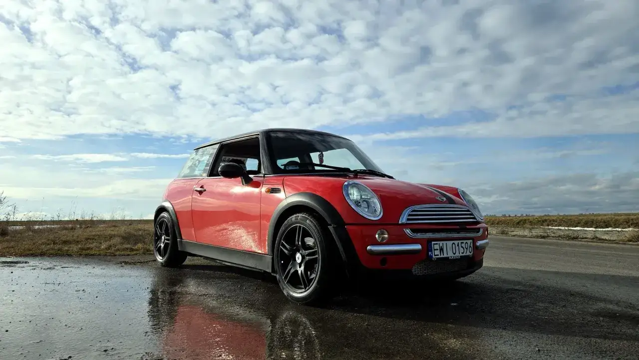 Mini Cooper R50 zaparkowany w mieście