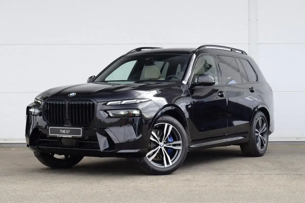 Czarny BMW X7 na tle białej ściany. Sprawdź aktualną bmw x7 cena i dostępne konfiguracje.
