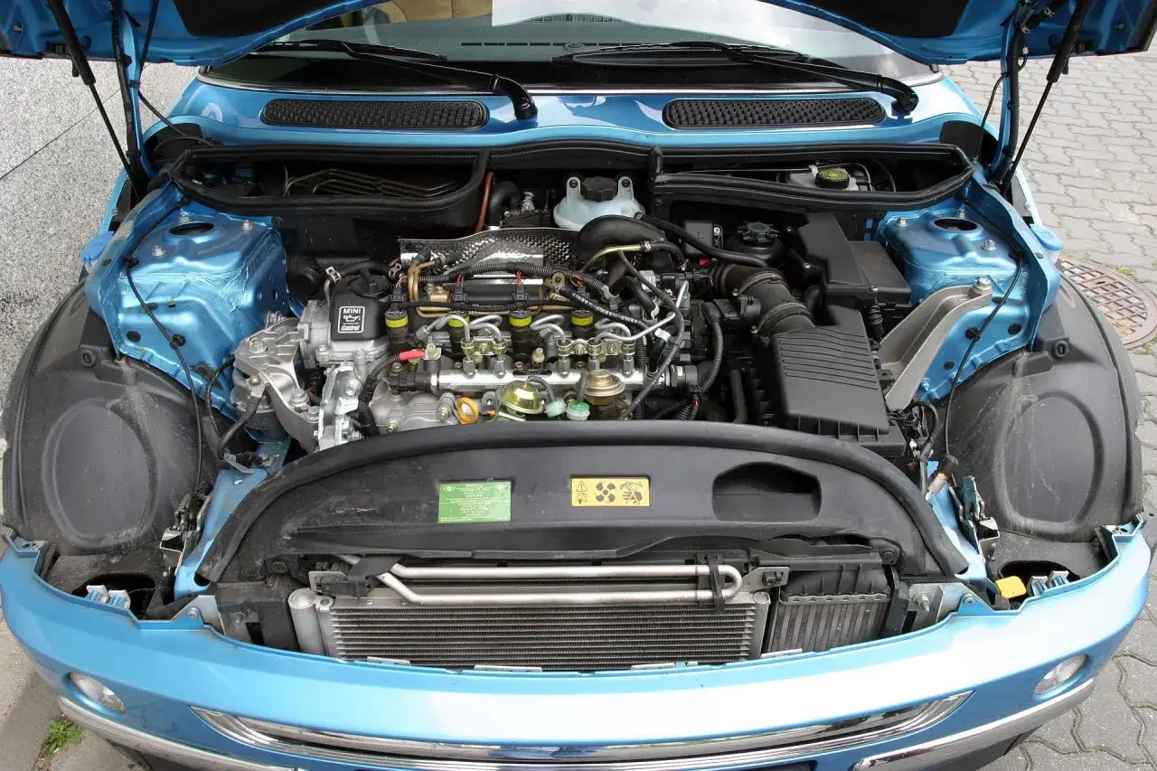 Mini Cooper R50 na stacji paliw