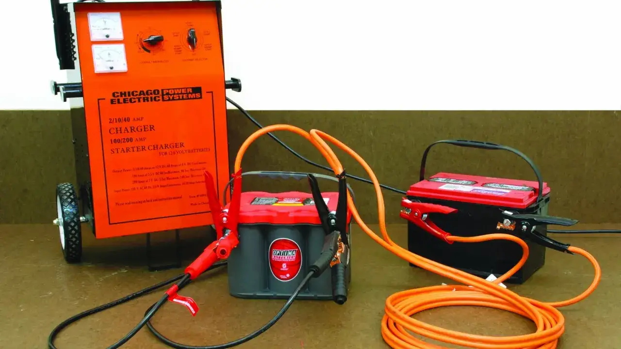 Ładowarka Chicago Power Electric Systems podłączona do akumulatora Optima. Czy akumulator AGM można ładować? Tak, ta ładowarka jest do tego przystosowana.