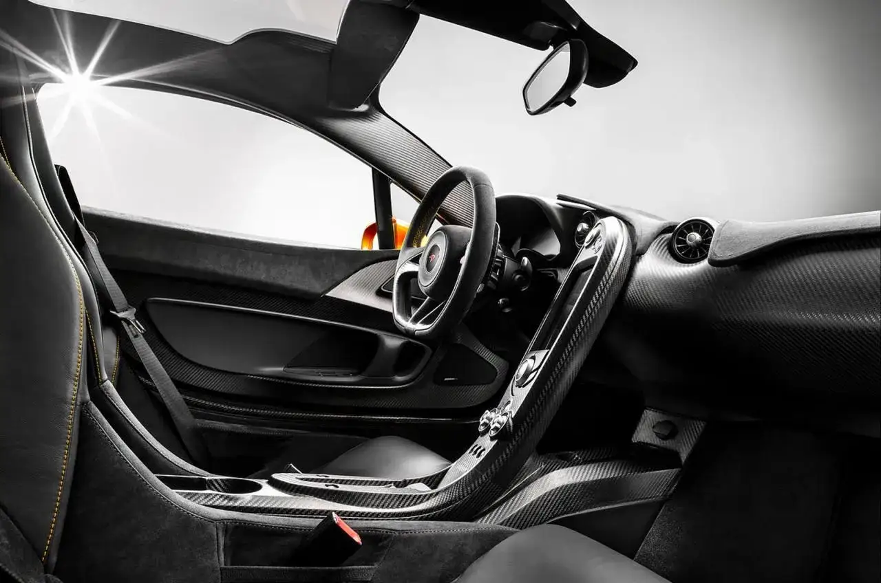 McLaren P1 wnętrze