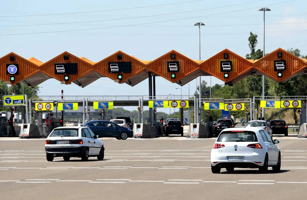 Kolejka samochodów na płatnym odcinku autostrady. Czy autostrady w Hiszpanii są płatne? Tak, jak widać na zdjęciu, przejazd przez bramki wiąże się z opłatą.