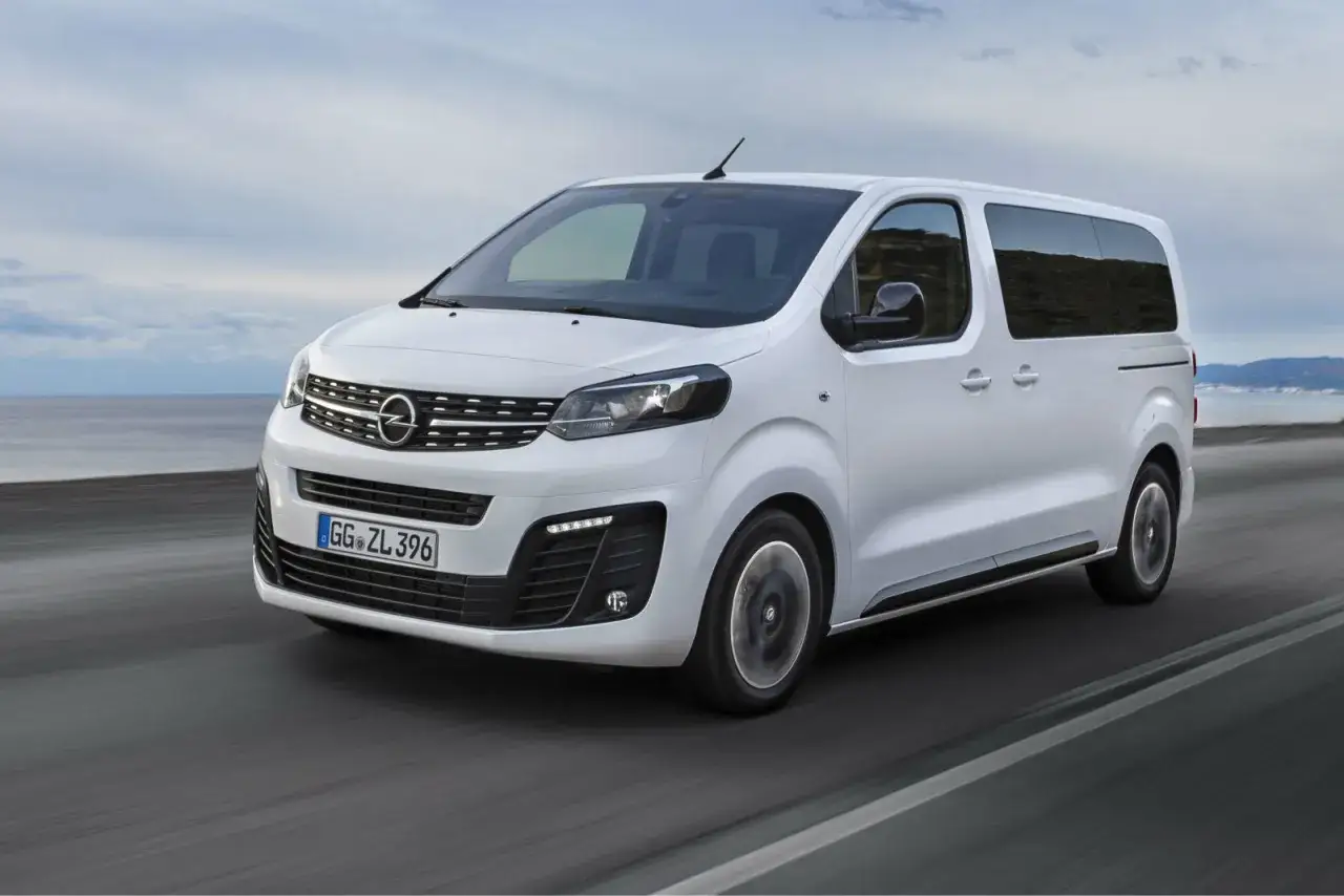 Opel Zafira B na drodze rodzinny minivan