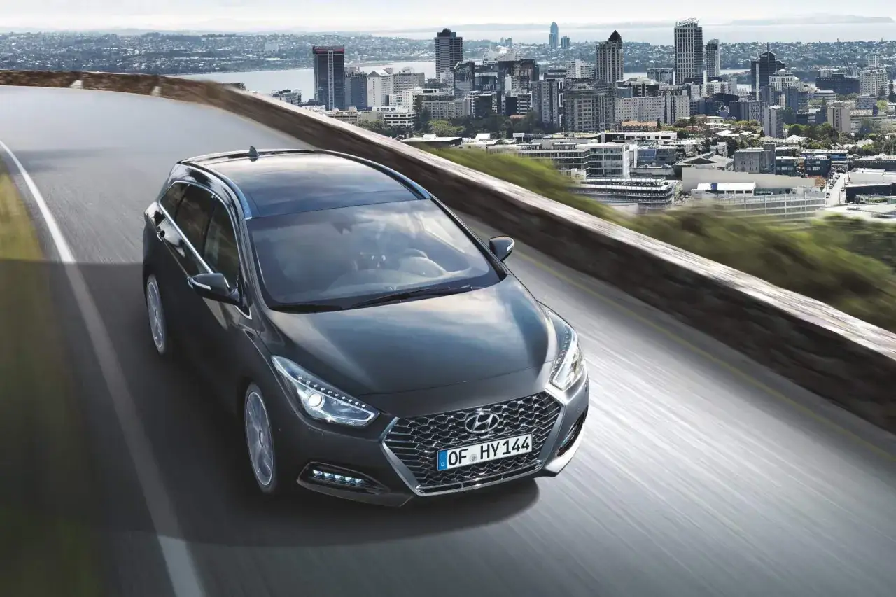Hyundai i40 na tle miasta