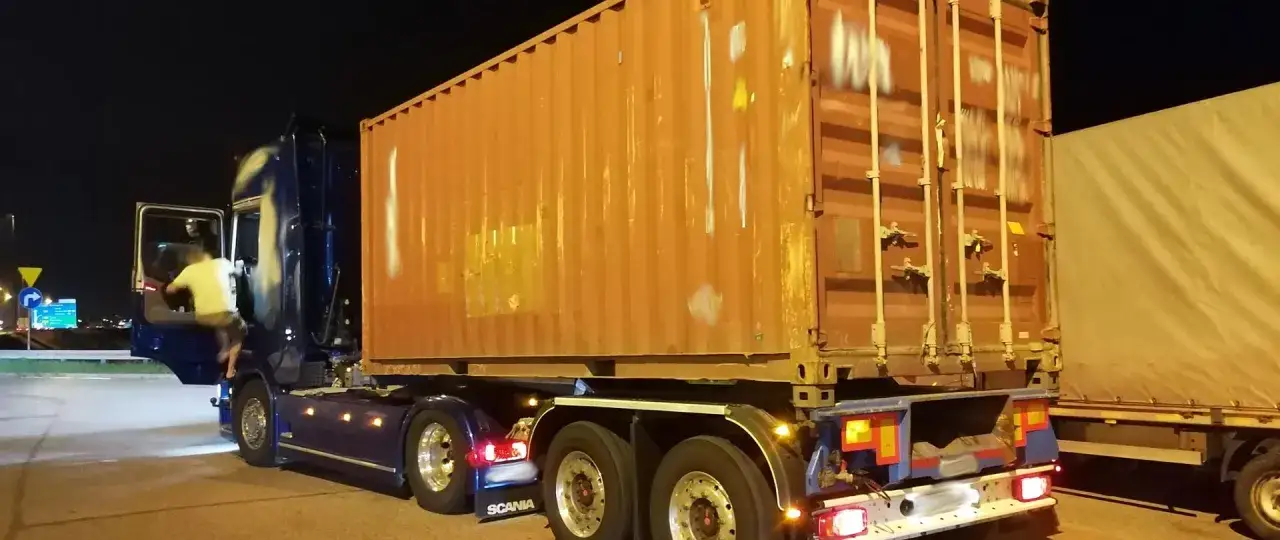Niebieski tir z kontenerem, kierowca wsiada. Taki zestaw może przewieźć nawet 25 ton ładunku.