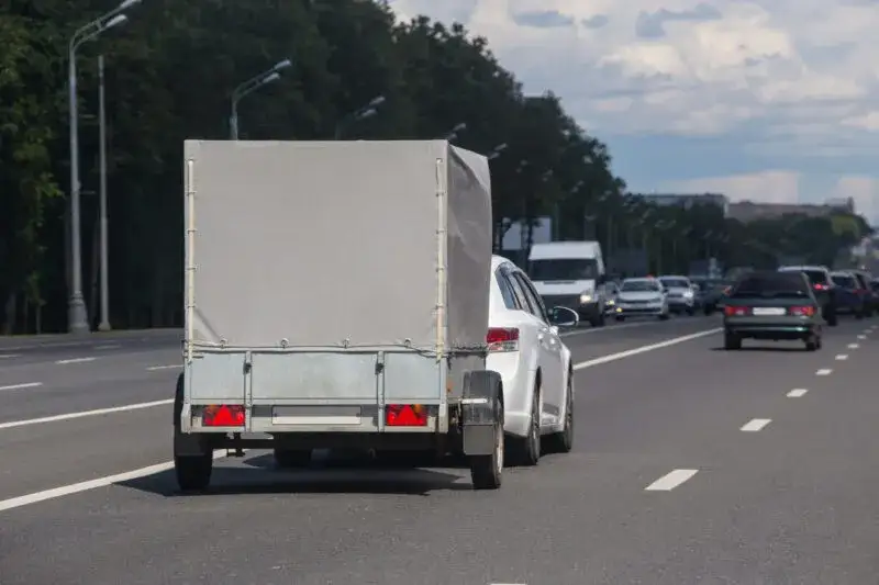 Zdjęcie Ile można jechać autostradą z przyczepą? Uważaj na mandaty!