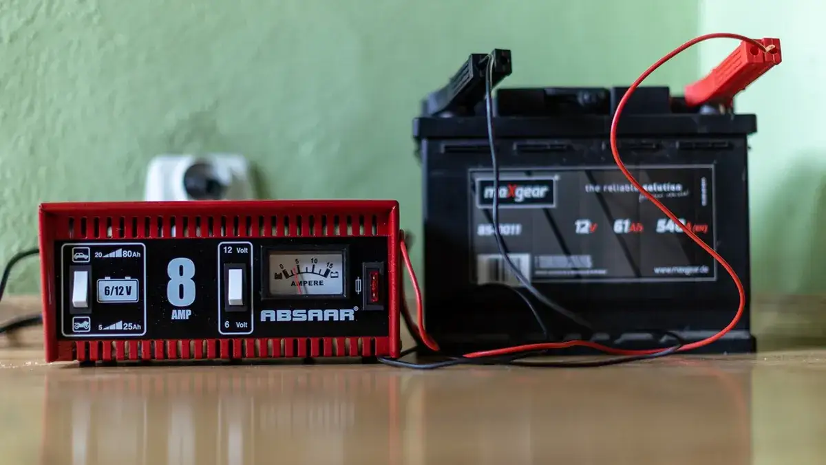 Zdjęcie Ile powinien mieć naładowany akumulator na prostowniku, aby uniknąć uszkodzeń?