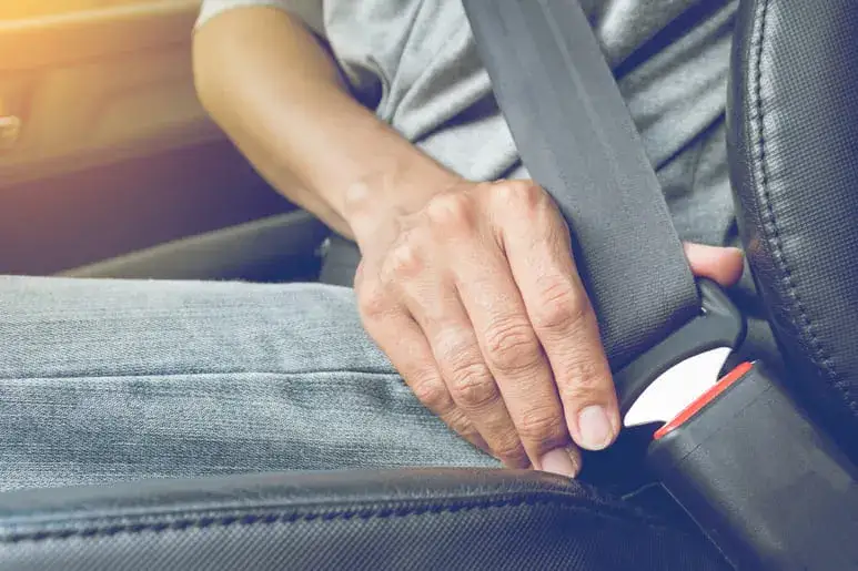 Zdjęcie Gdzie jest data na pasach bezpieczeństwa? Znajdź ją i zapewnij bezpieczeństwo