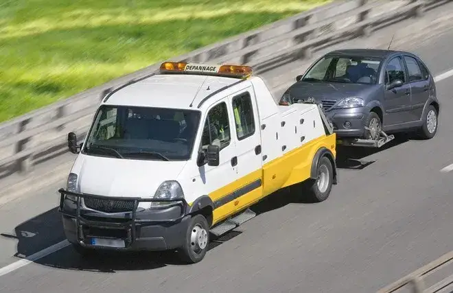 Zdjęcie Ile kosztuje holowanie auta z autostrady? Sprawdź ukryte opłaty!