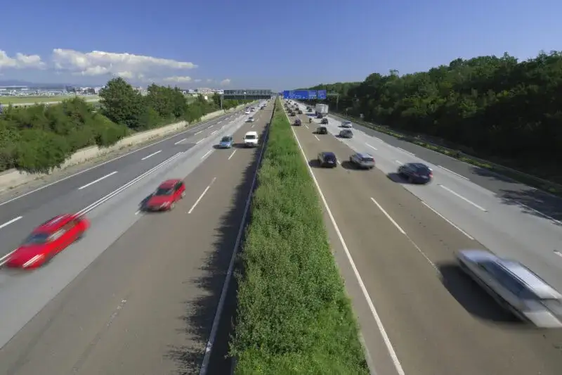 Zdjęcie Z jaką prędkością można jechać na autostradzie? Sprawdź limity!