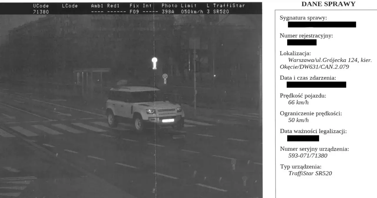 Biały Land Rover Defender przekracza limit prędkości 50 km/h, jadąc 66 km/h. Fotoradar TraffiStar SR520 zarejestrował wykroczenie.