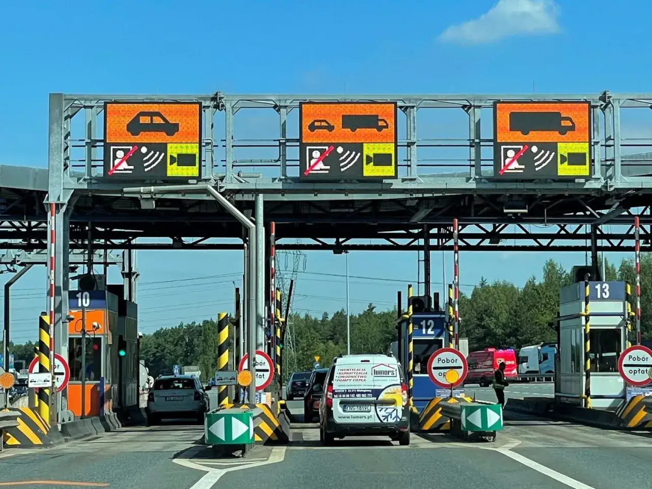 Bramki do Krakowa: na tablicach wyświetlane są symbole pojazdów i ceny.