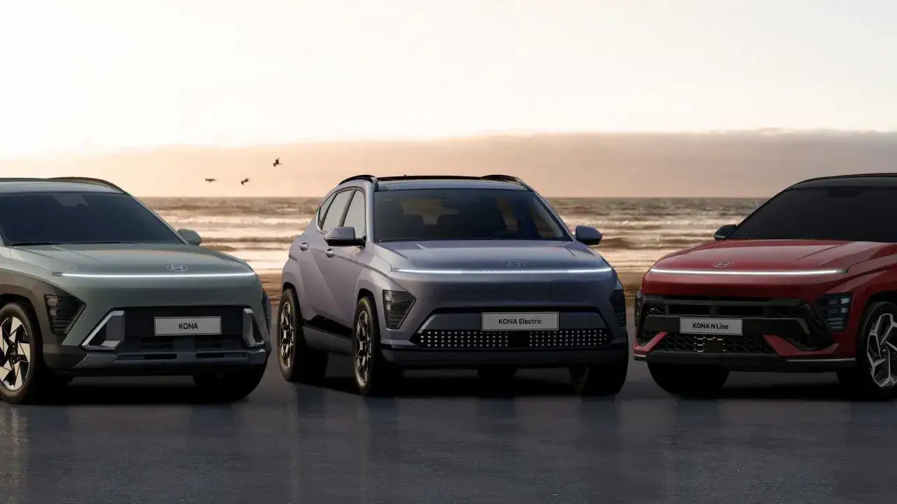 Trzy modele Hyundai Kona: zielony, fioletowy i czerwony, prezentują swoje wymiary na tle plaży.