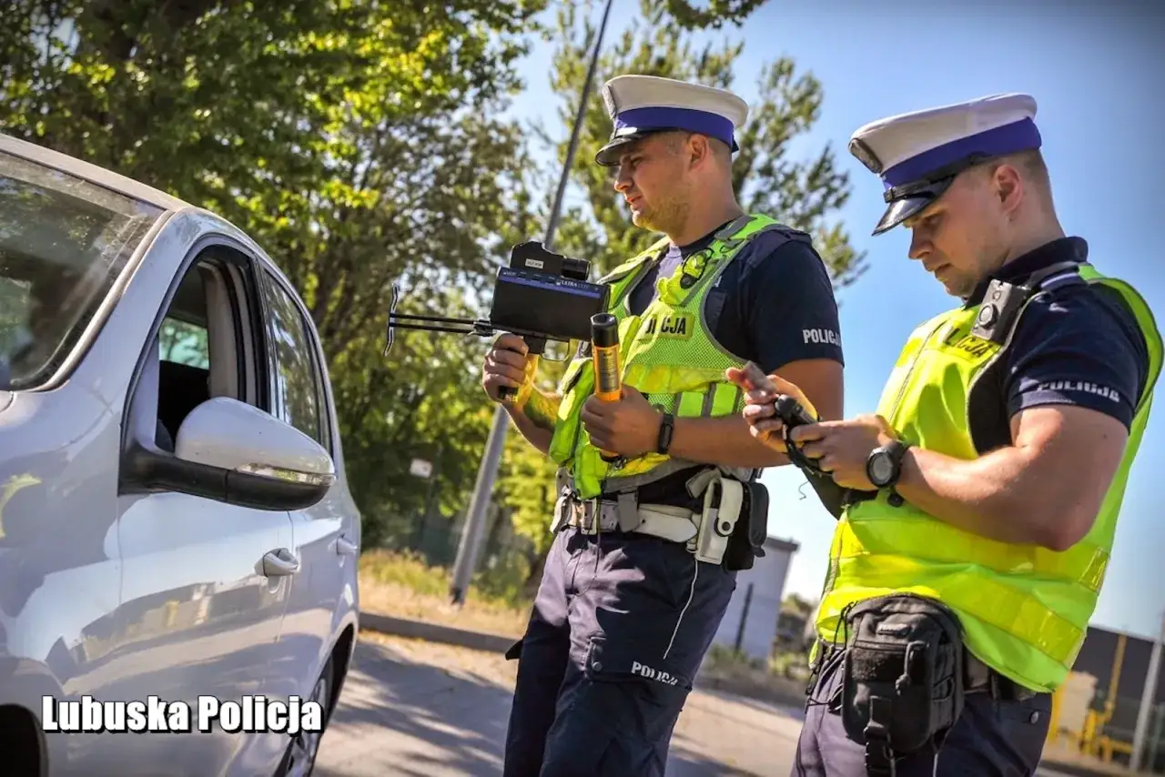 Policjanci kontrolują prędkość. Kierowco, pamiętaj o pasach, bo to ile pkt za pasy może Cię sporo kosztować!