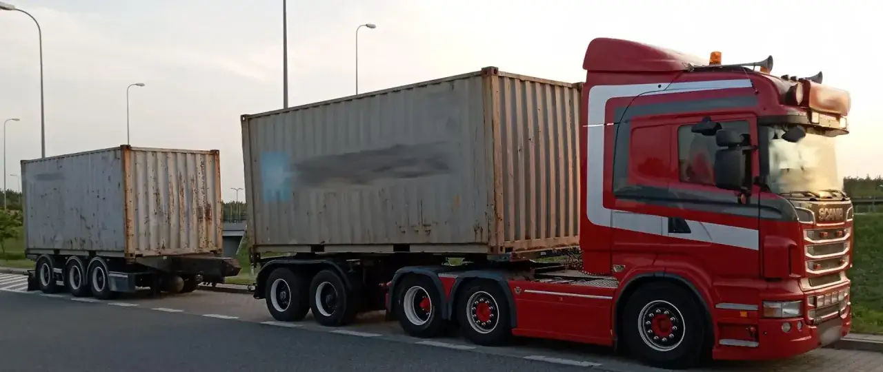 Czerwony ciągnik siodłowy Scania z dwoma kontenerami. Zestaw tir gotowy do drogi, zastanawiasz się, ile waży zestaw tir?