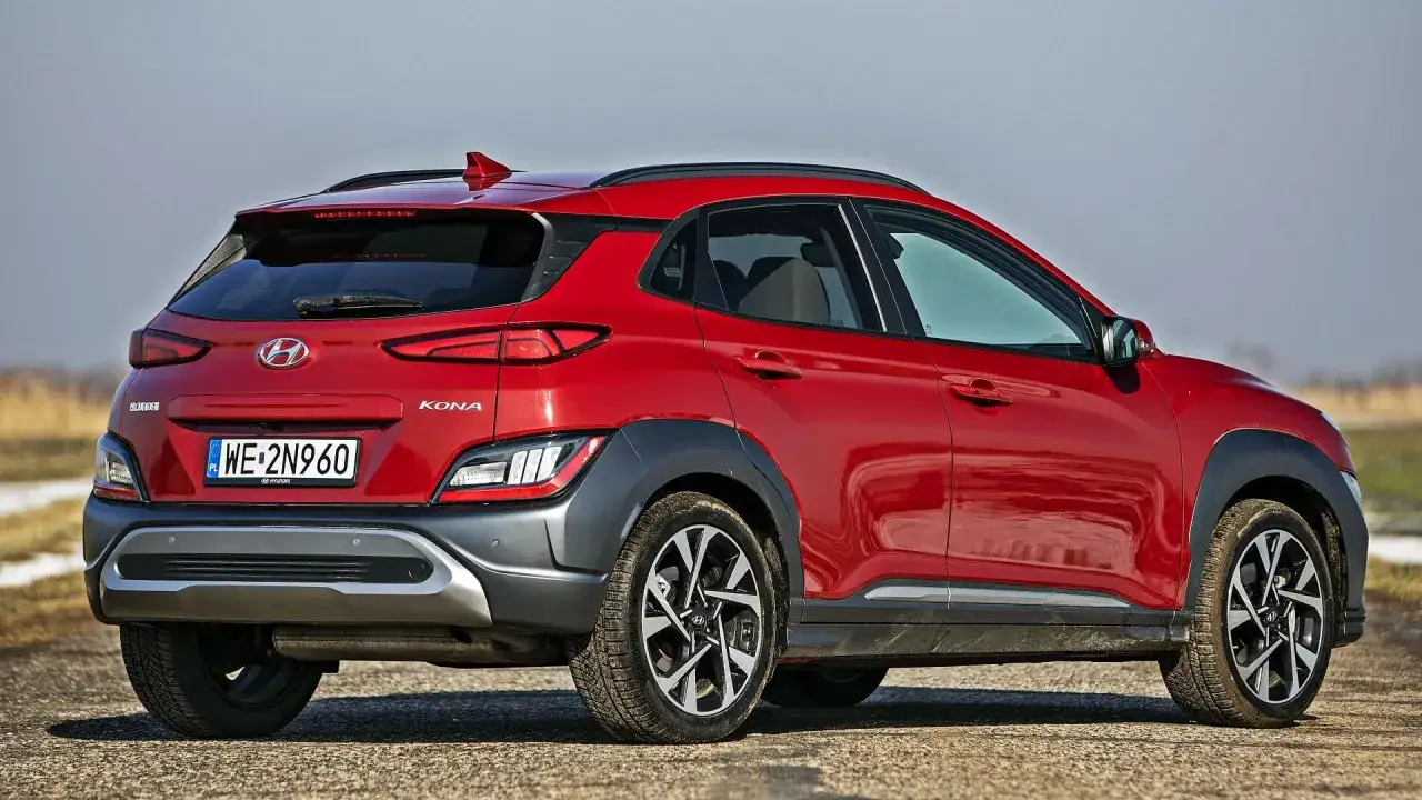 Czerwony Hyundai Kona z bliska, pokazujący tylną część pojazdu i jego kompaktowe wymiary.