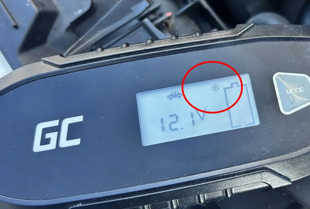 Na wyświetlaczu prostownika GC widoczny symbol płatka śniegu, oznaczający tryb ładowania w niskich temperaturach.