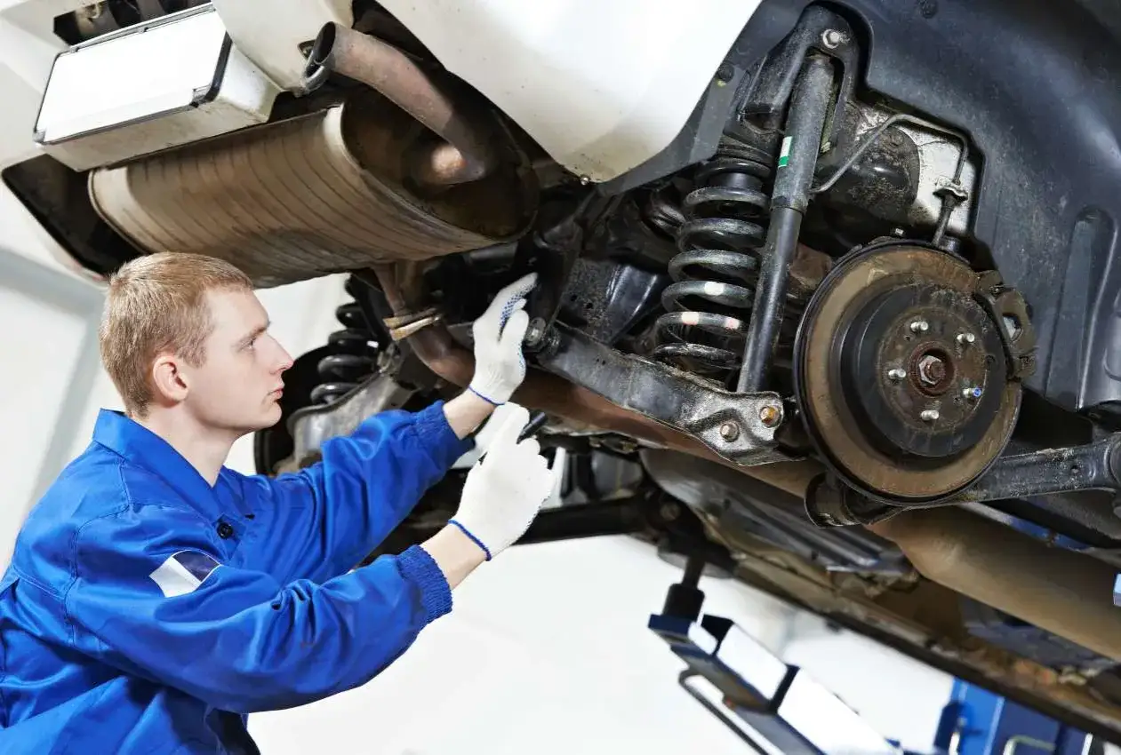 Mechanik sprawdza zawieszenie samochodu