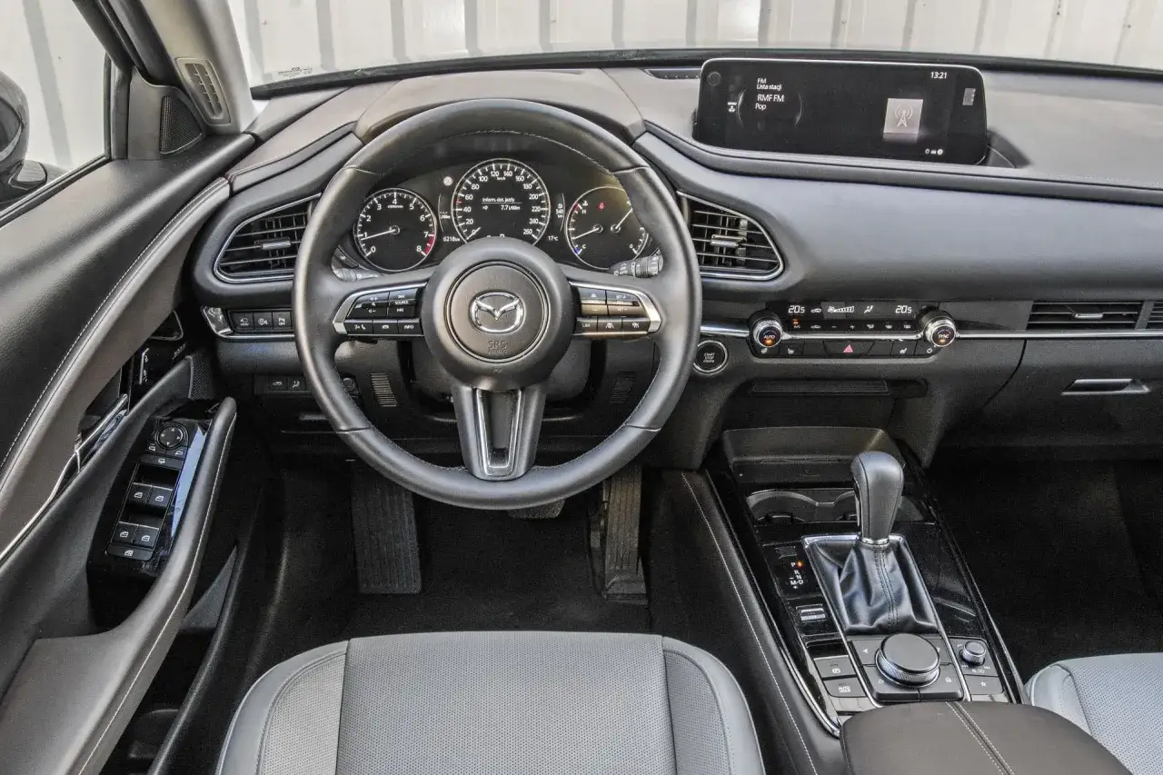 Mazda CX-30 porównanie wersji wyposażenia