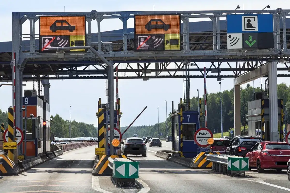 Na bramkach autostradowych widać samochody i znaki informujące o płatności. Czy na bramkach na autostradzie można płacić kartą? Tak, systemy są nowoczesne.