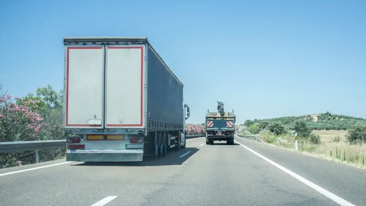 Zdjęcie Wyprzedzanie ciężarówek na autostradzie: nowe przepisy i kary